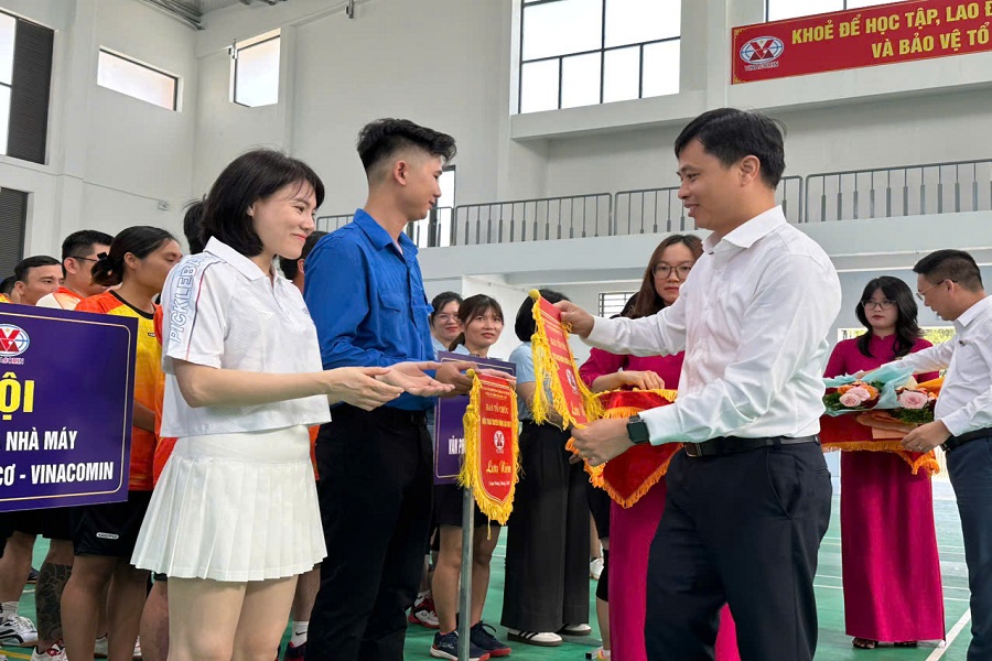 &Ocirc;ng Nguyễn Văn Ph&ograve;ng &ndash; B&iacute; thư Đảng ủy, Gi&aacute;m đốc C&ocirc;ng ty tặng cờ lưu niệm cho c&aacute;c tập thể c&aacute;n bộ nh&acirc;n vi&ecirc;n