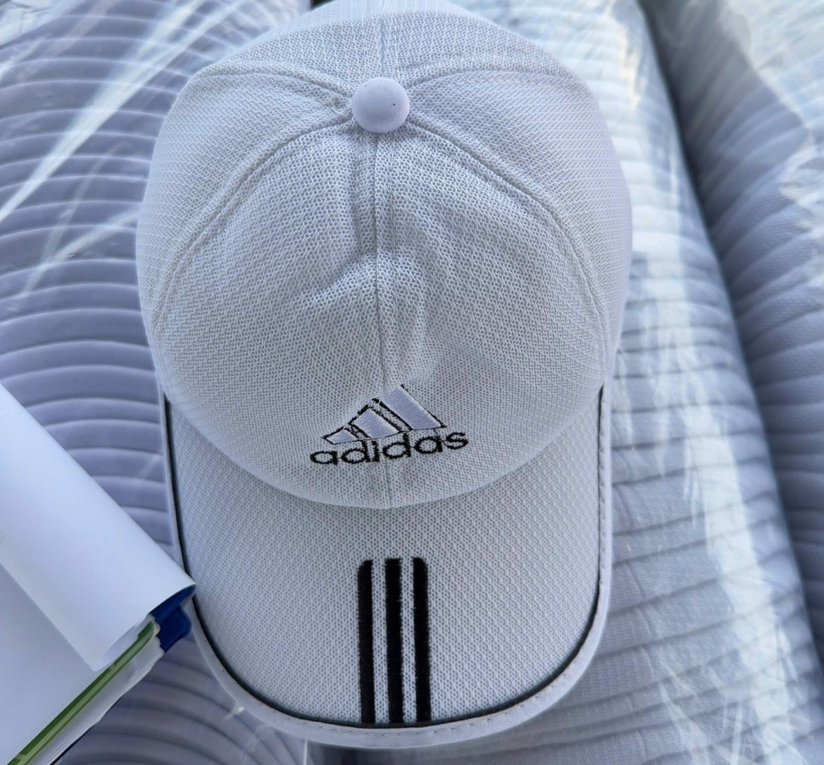 Gần 2.500 chiếc mũ nghi giả nh&atilde;n hiệu Adidas bị Hải quan cửa khẩu quốc tế Vĩnh Xương tạm giữ. Ảnh: H.Q