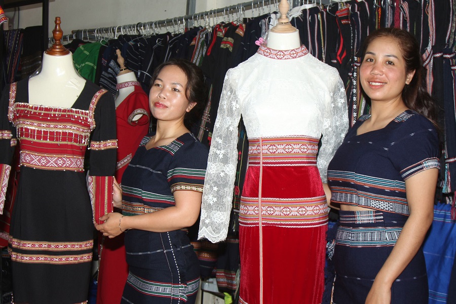 Ka Hoan (b&igrave;a phải) c&ugrave;ng cộng sự thiết kế những bộ v&aacute;y cưới giữa bu&ocirc;n l&agrave;ng nhỏ của cao nguy&ecirc;n Di Linh