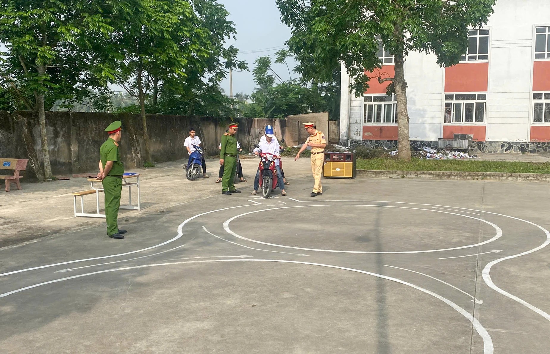 C&aacute;c em học sinh tham gia phần thực h&agrave;nh kỹ năng l&aacute;i xe an to&agrave;n do c&aacute;n bộ Cảnh s&aacute;t giao th&ocirc;ng hướng dẫn.