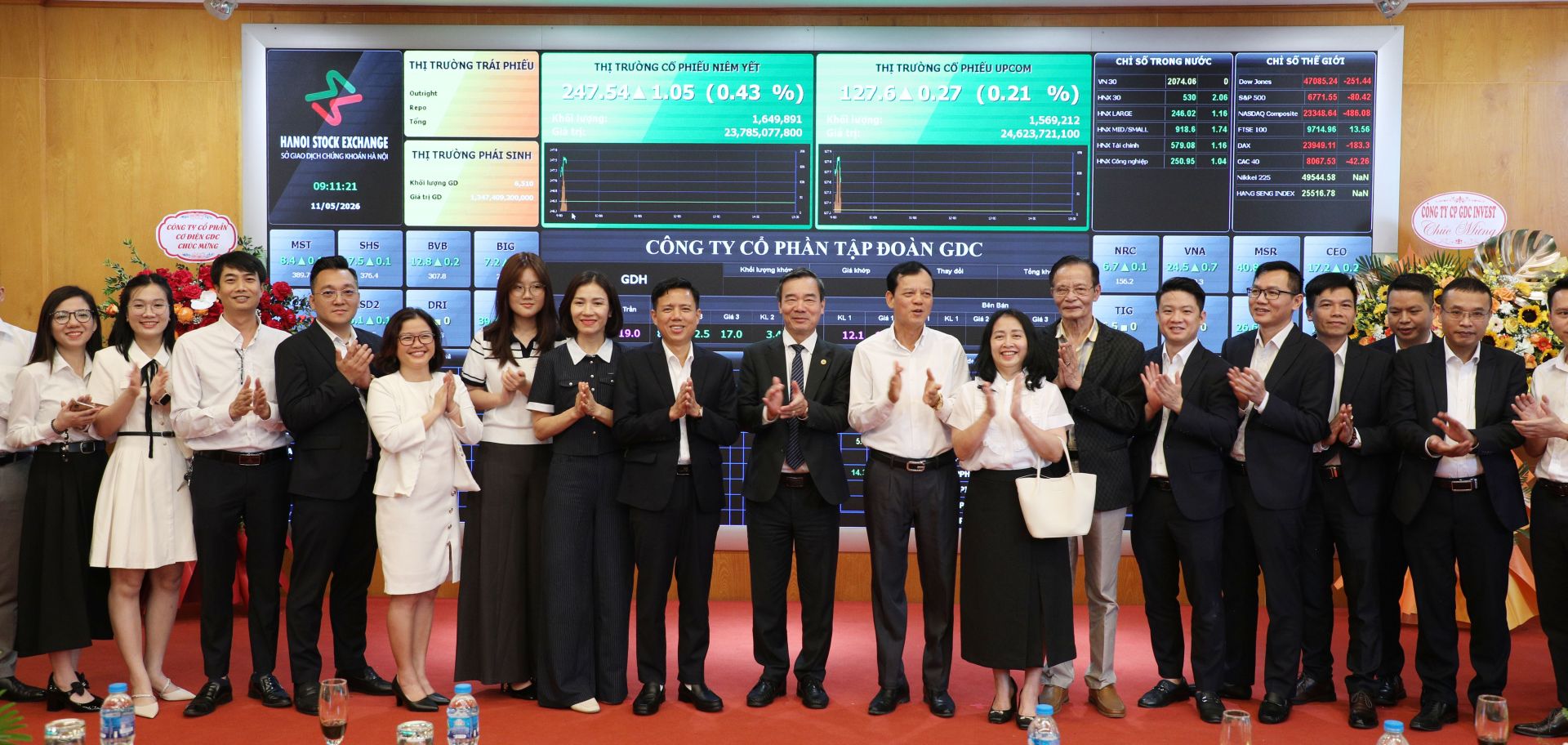 Tổng giám đốc Công ty Cổ phần Tập đoàn GDC Nguyễn Ngọc Hoàng cùng lãnh đạo, cán bộ công ty chúc mừng cổ phiếu của công ty chính thức giao dịch trên sàn UPCoM