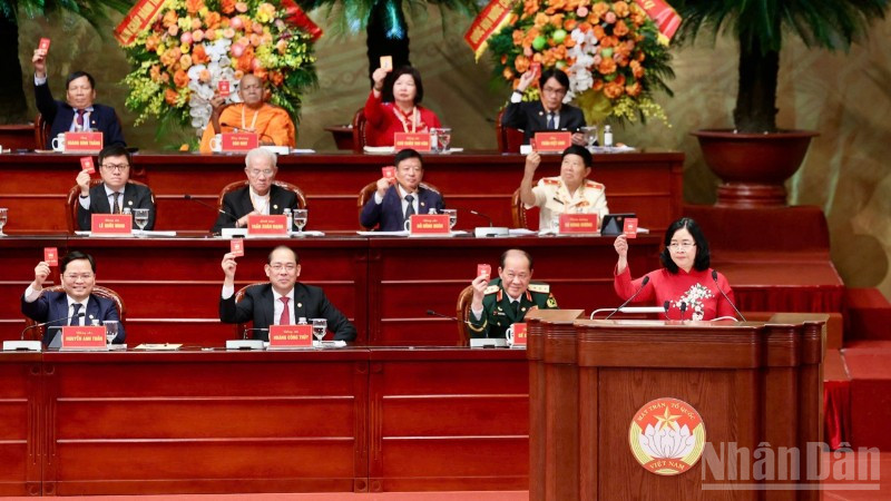C&aacute;c đại biểu thực hiện quy tr&igrave;nh hiệp thương tại Đại hội.