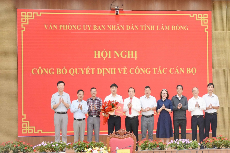 &Ocirc;ng Nguyễn Ngọc T&acirc;m nhận Quyết định điều động v&agrave; bổ nhiệm chức vụ Ph&oacute; Gi&aacute;m đốc Trung t&acirc;m Phục vụ h&agrave;nh ch&iacute;nh c&ocirc;ng tỉnh