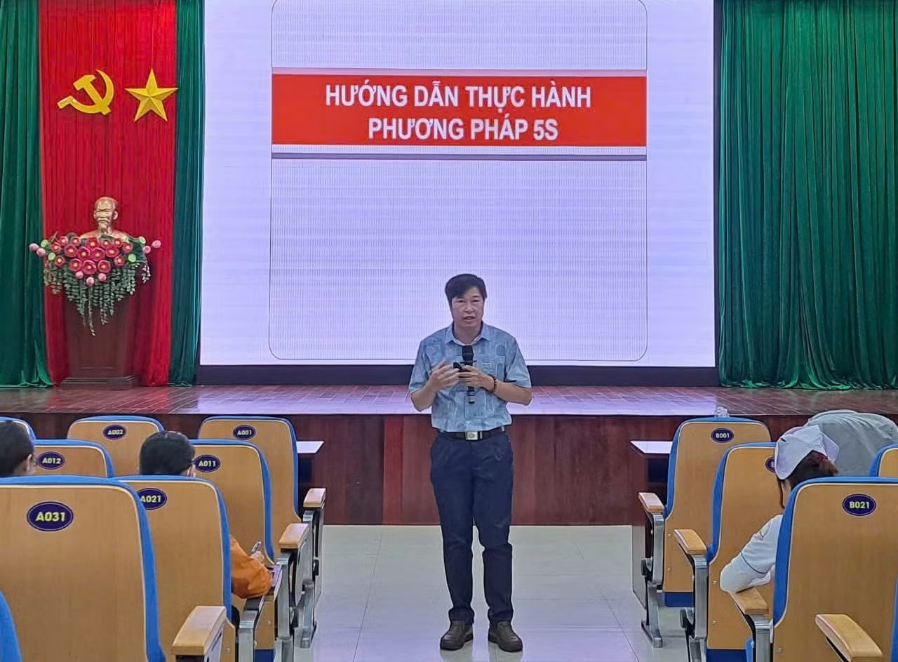 Thầy Trung trong buổi tập huấn quy tắc ứng xử v&agrave; phương ph&aacute;p 5s cho vi&ecirc;n chức, người lao động l&agrave;m việc tại Bệnh viện II L&acirc;m Đồng. Ảnh: NVCC
