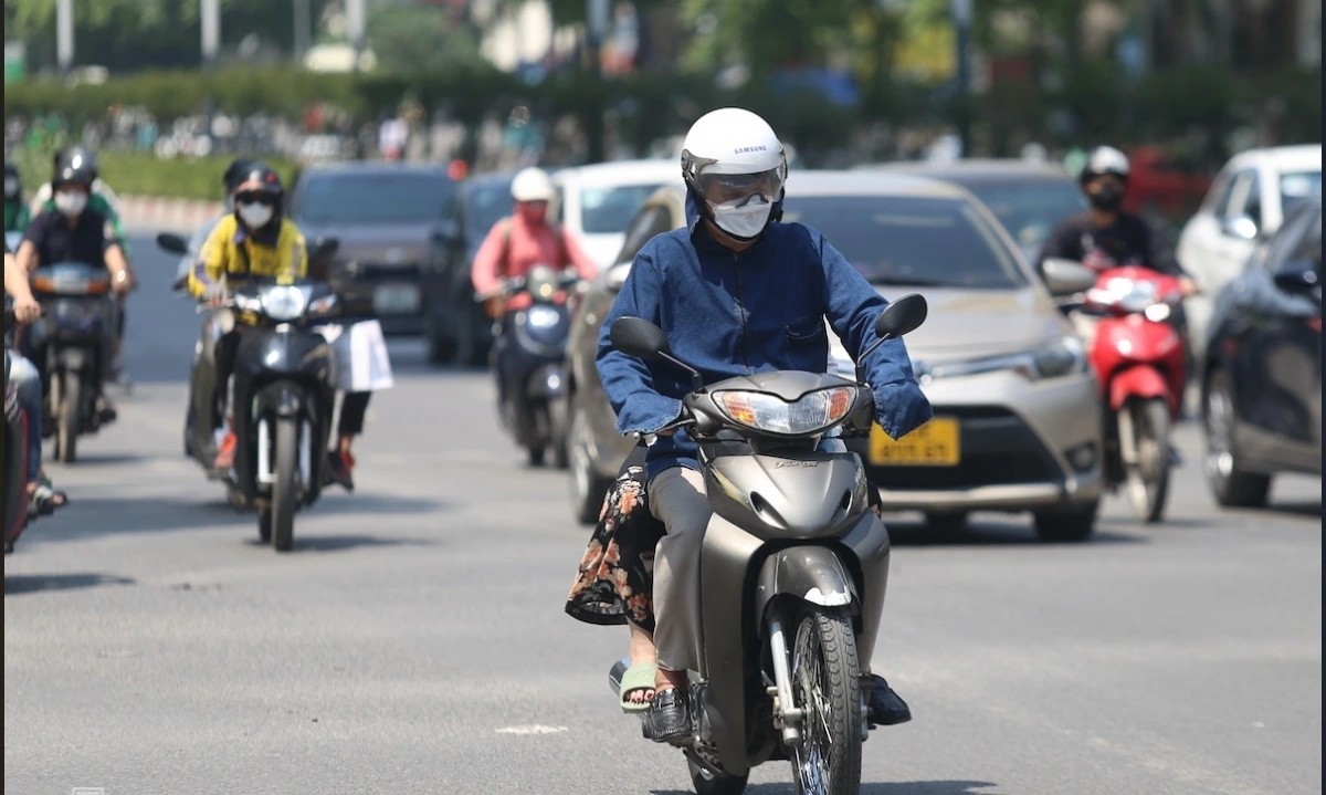Thời tiết h&ocirc;m nay 12/5, H&agrave; Nội nắng n&oacute;ng, chiều tối c&oacute; mưa d&ocirc;ng, cảnh b&aacute;o đề ph&ograve;ng lốc s&eacute;t.