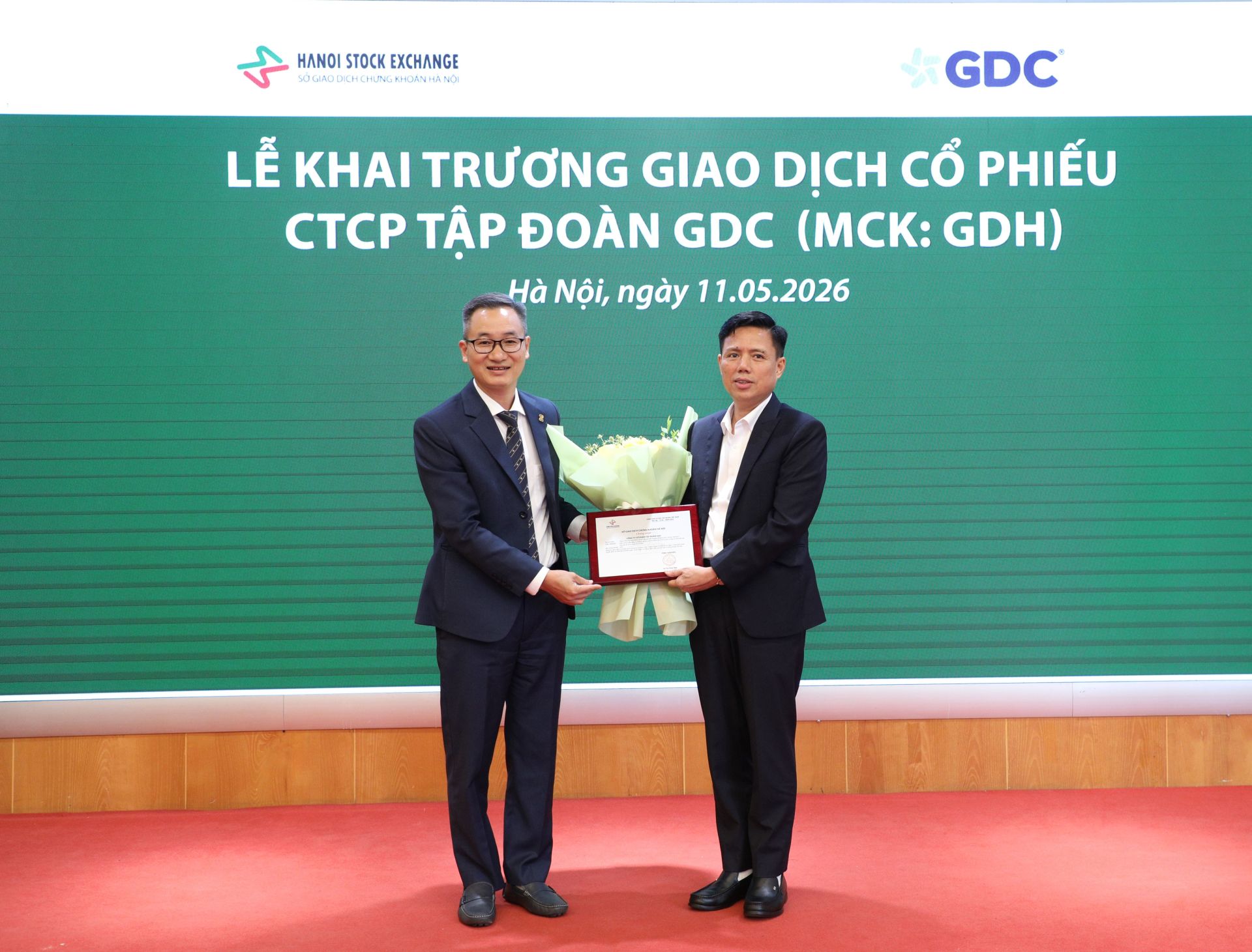 Tổng giám đốc Công ty Cổ phần Tập đoàn GDC Nguyễn Ngọc Hoàng nhận nhận Chứng nhận niêm yết cổ phiếu trên sàn UPCoM
