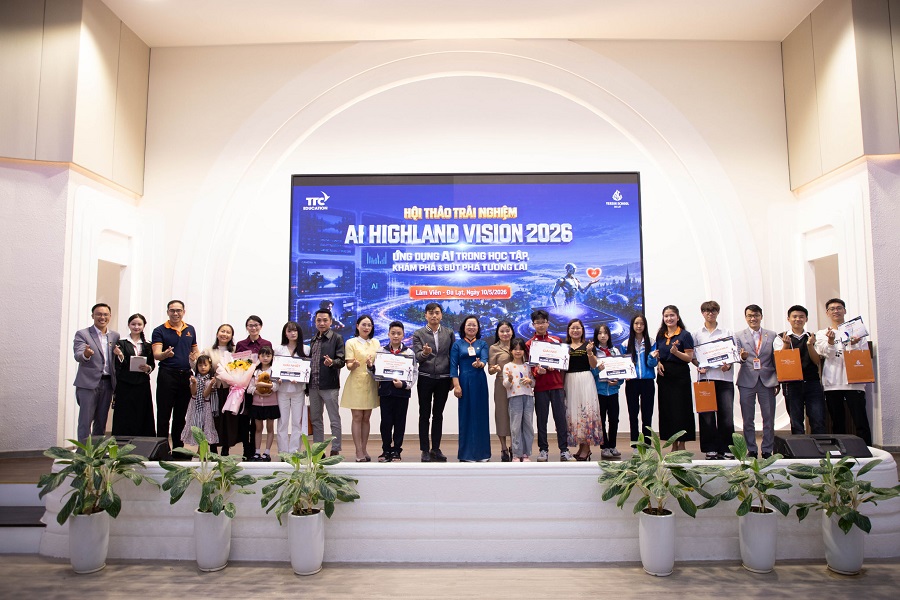 Trao giấy chứng nhận, học bổng v&agrave; qu&agrave; cho top 8 dự &aacute;n xuất sắc nhất cuộc thi AI highland vision 2026