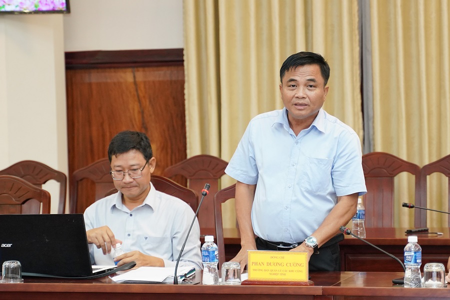 Trưởng Ban quản l&yacute; c&aacute;c KCN tỉnh Phan Dương Cường b&aacute;o c&aacute;o tại buổi l&agrave;m việc