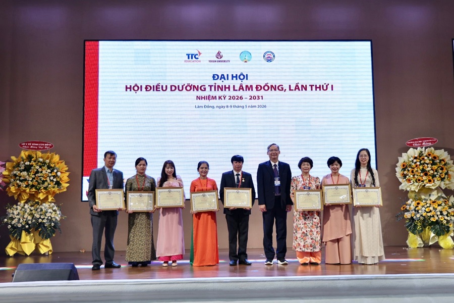 TTƯT - Điều dưỡng CKI Phan Cảnh Chương, Ph&oacute; Chủ tịch Hiệp hội Điều dưỡng Việt Nam thay mặt Trung ương Hội trao Bằng khen v&agrave; biểu dương những đ&oacute;ng g&oacute;p t&iacute;ch cực của đội ngũ điều dưỡng, nữ hộ sinh, kỹ thuật vi&ecirc;n tr&ecirc;n địa b&agrave;n tỉnh trong thời gian qua