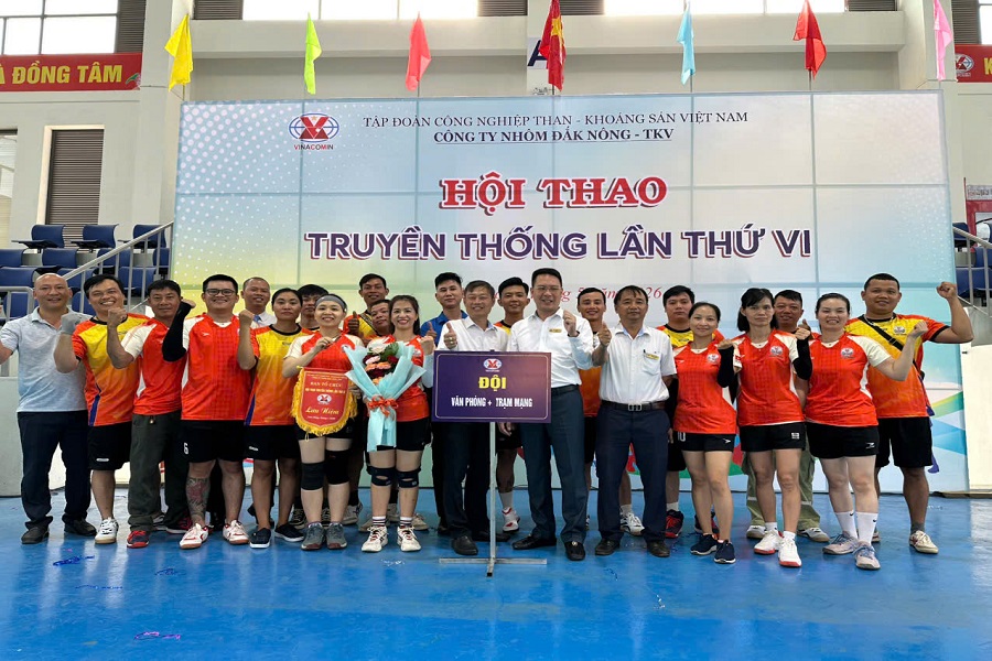 Ban Gi&aacute;m đốc chụp h&igrave;nh lưu niệm với tập thể c&aacute;n bộ nh&acirc;n vi&ecirc;n
