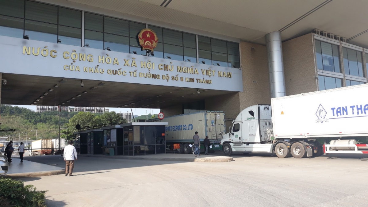 H&agrave;ng h&oacute;a xuất khẩu của Việt Nam sang Trung Quốc qua cửa khẩu quốc tế đường bộ số II Kim Th&agrave;nh, L&agrave;o Cai. Ảnh: TB
