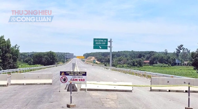 Tr&ecirc;n tuyến Cao tốc Vũng &Aacute;ng - B&ugrave;ng tạm đ&oacute;ng từng đoạn để thi c&ocirc;ng tiến h&agrave;nh lắt đặt hệ thống gi&aacute;m s&aacute;t.