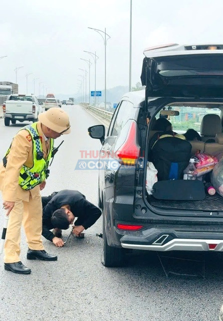 CSGT đường bộ cao tốc số 4, ph&ograve;ng 6 thuộc cục CSGT hỗ trợ người d&acirc;n tham gia giao th&ocirc;ng.