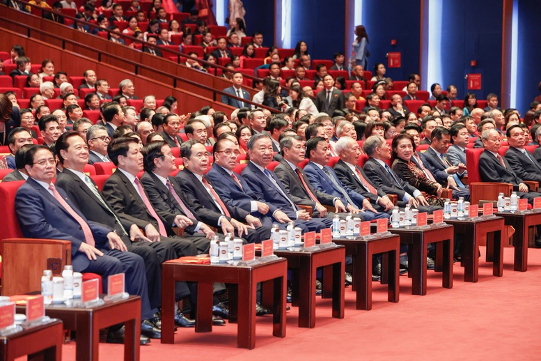 Tổng B&iacute; thư, Chủ tịch nước T&ocirc; L&acirc;m c&ugrave;ng c&aacute;c đồng ch&iacute; l&atilde;nh đạo, nguy&ecirc;n l&atilde;nh đạo Đảng, Nh&agrave; nước tham dự phi&ecirc;n khai mạc - Ảnh: VGP/Nhật Bắc