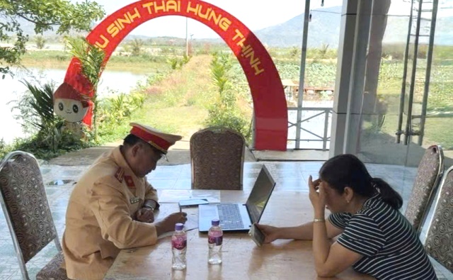 Cán bộ CSGT hướng dẫn chủ bến thủy chấp hành các quy định an toàn đường thủy nội địa Cán bộ CSGT hướng dẫn chủ bến thủy chấp hành các quy định an toàn đường thủy nội địa
