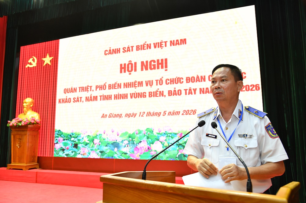 Thiếu tướng Nguyễn Văn Dũng &ndash; Ch&iacute;nh ủy Bộ Tư lệnh V&ugrave;ng Cảnh s&aacute;t biển 4 b&aacute;o c&aacute;o c&ocirc;ng t&aacute;c chuẩn bị, bảo đảm cho chuyến khảo s&aacute;t, nắm t&igrave;nh h&igrave;nh.