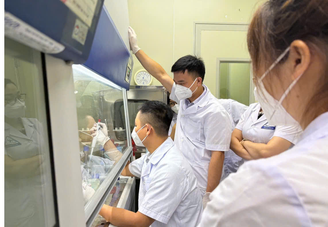 Các kiểm nghiệm viên Trung tâm Kiểm nghiệm thuốc, mỹ phẩm, thực phẩm tỉnh Lạng Sơn tham gia hướng dẫn, đào tạo chuyên môn về kỹ thuật kiểm nghiệm an toàn thực phẩm. (Ảnh: TTCC) Các kiểm nghiệm viên Trung tâm Kiểm nghiệm thuốc, mỹ phẩm, thực phẩm tỉnh Lạng Sơn tham gia hướng dẫn, đào tạo chuyên môn về kỹ thuật kiểm nghiệm an toàn thực phẩm. (Ảnh: TTCC)
