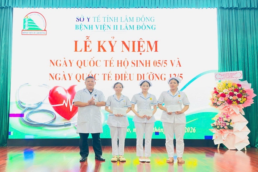 BSCKII Lê Văn Tiến - Bí thư đảng ủy – Giám đốc Bệnh viện tuyên dương các điều dưỡng tiêu biểu trong phong trào thi đua “Điều dưỡng Lâm Đồng thực hành chuẩn đạo đức nghề nghiệp vì chất lượng, vì sự an toàn và hài lòng của người bệnh” BSCKII Lê Văn Tiến - Bí thư đảng ủy – Giám đốc Bệnh viện tuyên dương các điều dưỡng tiêu biểu trong phong trào thi đua “Điều dưỡng Lâm Đồng thực hành chuẩn đạo đức nghề nghiệp vì chất lượng, vì sự an toàn và hài lòng của người bệnh”