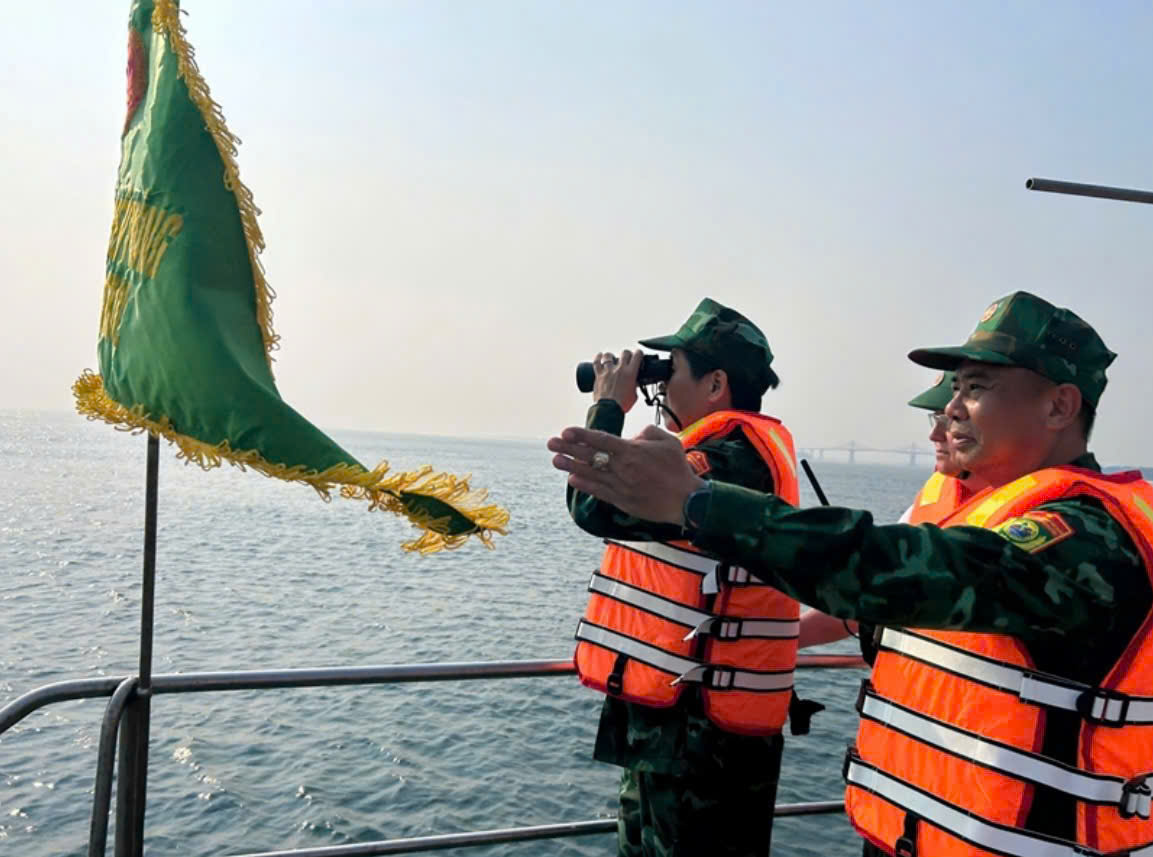 Lực lượng BĐBP thành phố tuần tra biển, kiểm tra hoạt động chấp hành pháp luật của ngư dân trong khai thác thủy sản Lực lượng BĐBP thành phố tuần tra biển, kiểm tra hoạt động chấp hành pháp luật của ngư dân trong khai thác thủy sản