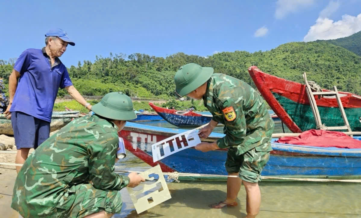 Kiểm tra công tác chống khai thác hải sản bất hợp pháp tại thành phố Huế
