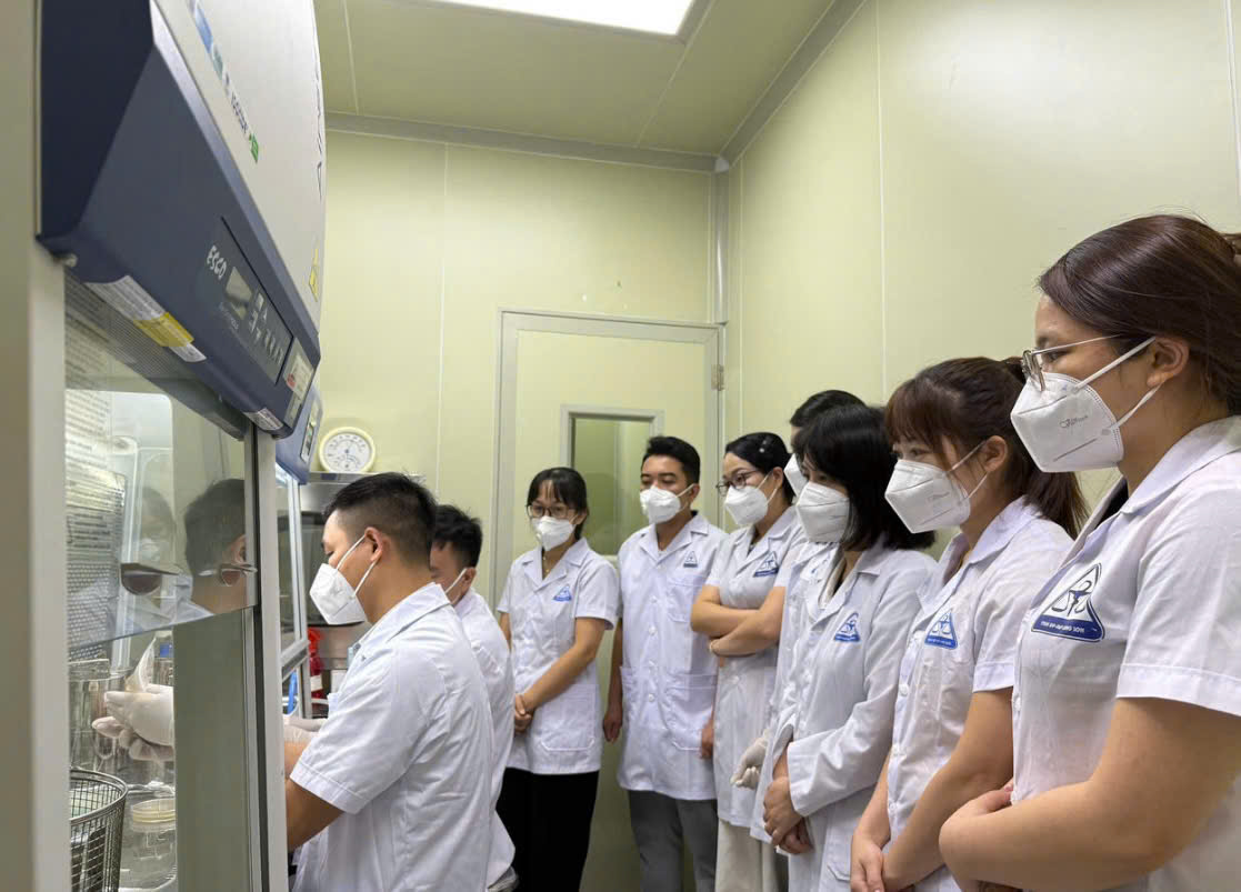 Cán bộ, kiểm nghiệm viên Trung tâm Kiểm nghiệm thuốc, mỹ phẩm, thực phẩm tỉnh Lạng Sơn thực hiện công tác kiểm nghiệm, nâng cao năng lực chuyên môn phục vụ quản lý an toàn thực phẩm. Cán bộ, kiểm nghiệm viên Trung tâm Kiểm nghiệm thuốc, mỹ phẩm, thực phẩm tỉnh Lạng Sơn thực hiện công tác kiểm nghiệm, nâng cao năng lực chuyên môn phục vụ quản lý an toàn thực phẩm.