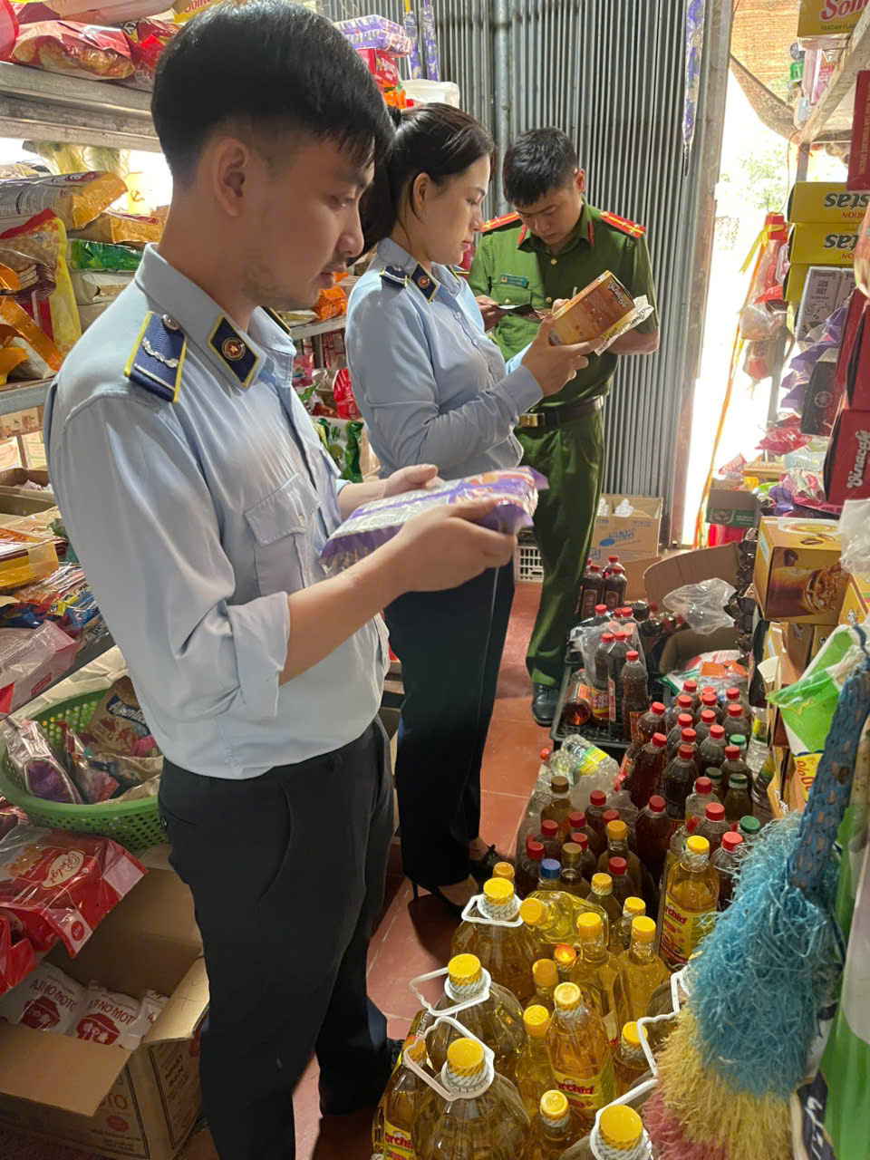 Lực lượng Quản l&yacute; thị trường tỉnh Th&aacute;i Nguy&ecirc;n phối hợp c&ugrave;ng lực lượng chức năng kiểm tra h&agrave;ng h&oacute;a tại cơ sở kinh doanh tr&ecirc;n địa b&agrave;n