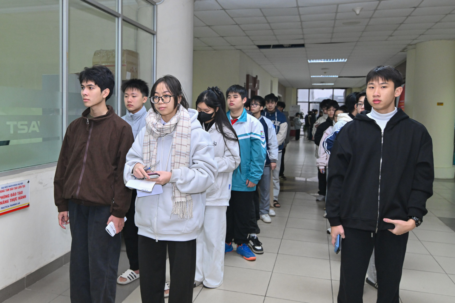 Thí sinh dự thi TSA đợt 1 tại cụm thi Đại học Bách khoa Hà Nội (1/2026) Thí sinh dự thi TSA đợt 1 tại cụm thi Đại học Bách khoa Hà Nội (1/2026)