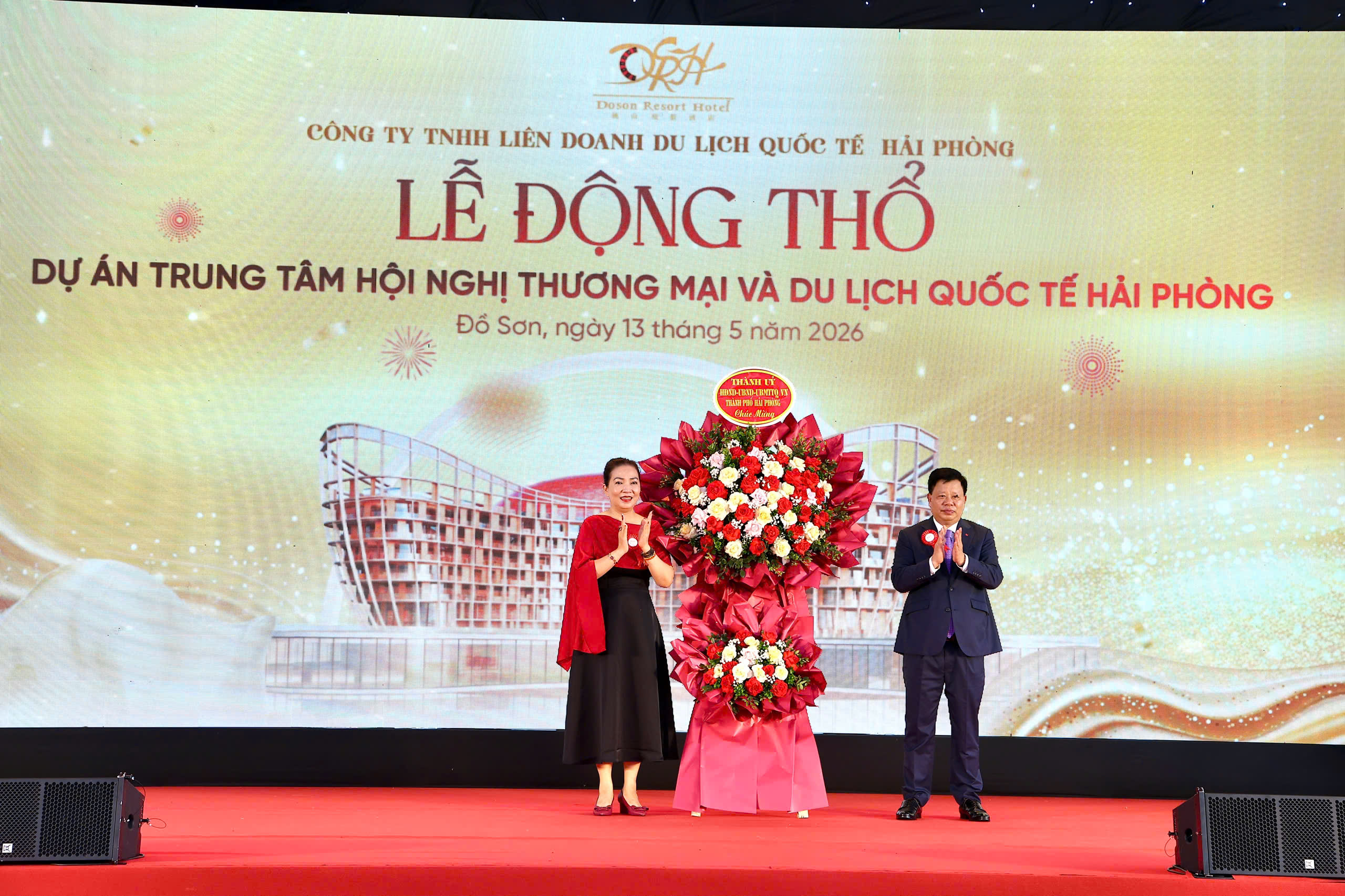 Lãnh đạo thành phố tặng hoa chúc mừng doanh nghiệp. Lãnh đạo thành phố tặng hoa chúc mừng doanh nghiệp.
