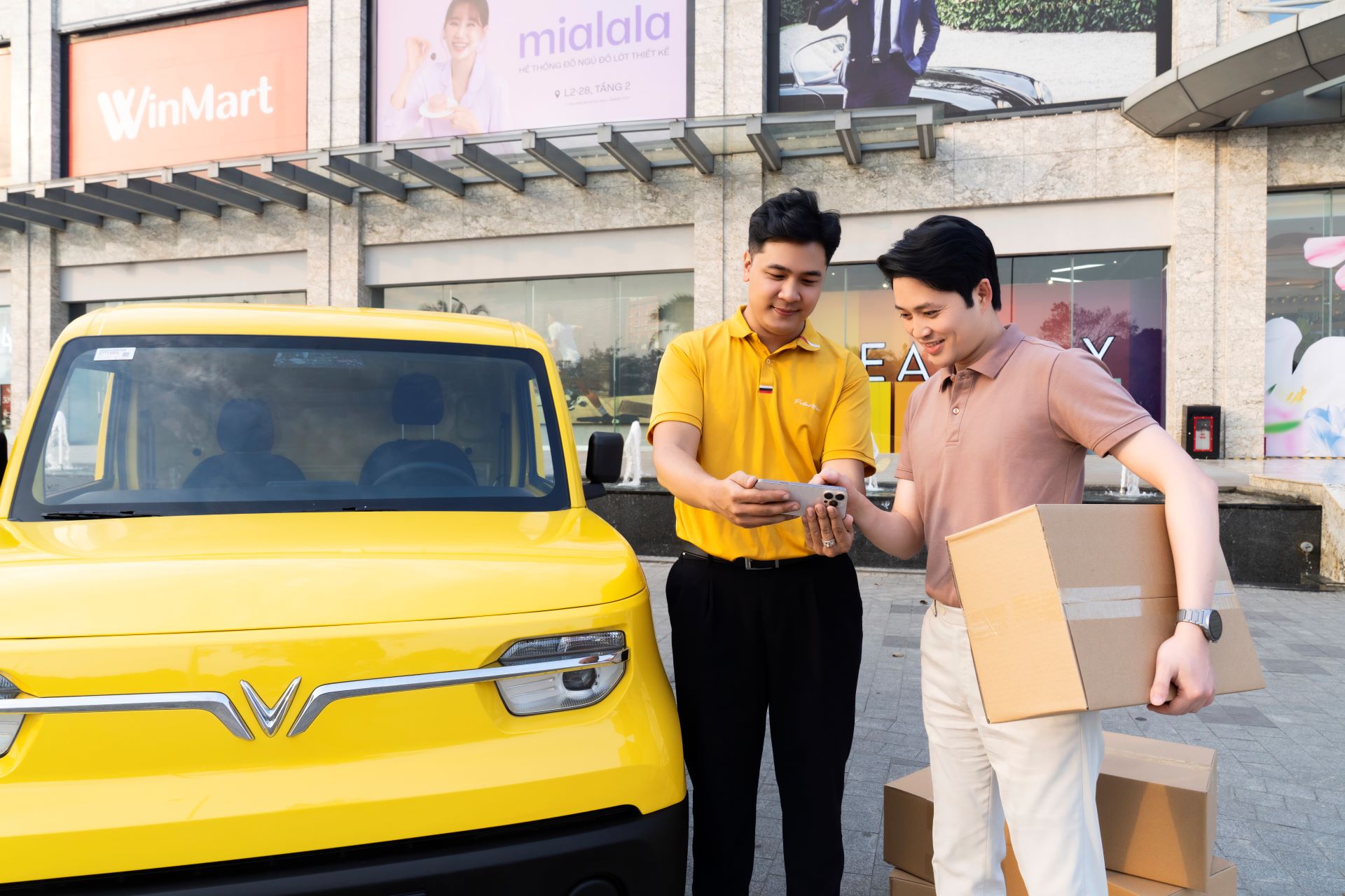 Tài xế giao hàng nói về VinFast EC Van: Không mất chi phí sau mỗi cuốc chạy, chị em cũng lái dễ dàng