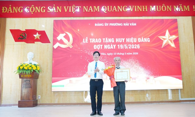 Đà Nẵng: Phường Hải Vân trao huy hiệu Đảng đợt 13/5
