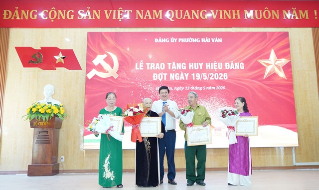 Ph&oacute; B&iacute; thư Đảng uỷ, Chủ tịch UBND phường Hải V&acirc;n trao Huy hiệu 55 năm tuổi Đảng cho Đảng vi&ecirc;n
