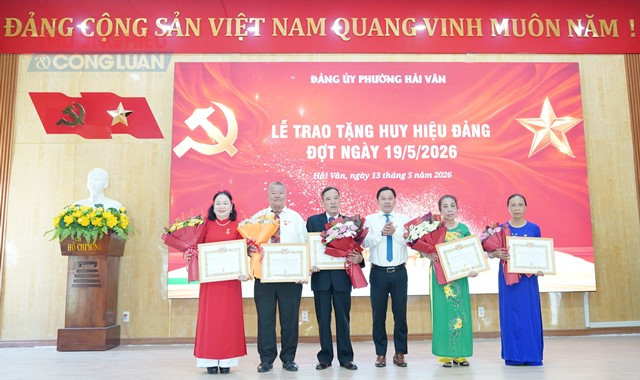 &Ocirc;ng Trương C&ocirc;ng Hiếu, Chủ tịch MTTQVN phường trao huy hiệu 45 năm tuổi Đảng cho Đảng vi&ecirc;n.