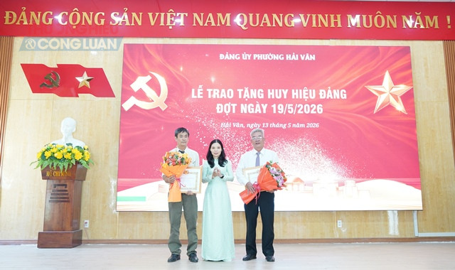 B&agrave; Nguyễn Thị B&iacute;ch Khi&ecirc;m, Ph&oacute; Chủ tịch HĐND phường trao Huy hiệu 40 năm tuổi Đảng cho c&aacute;c Đảng vi&ecirc;n.