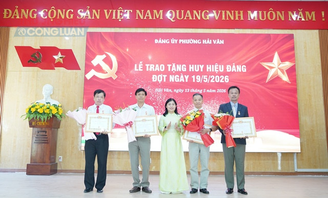 B&agrave; Hồ Thị Ngọc Yến, Chủ nhiệm UBKT Đảng uỷ trao Huy hiệu 30 năm tuổi Đảng cho c&aacute;c Đảng vi&ecirc;n.
