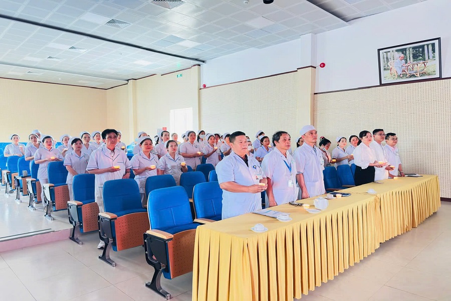 Nghi thức thắp nến tưởng niệm và tuyên đọc lời thề Florence Nightingale. Nghi thức thắp nến tưởng niệm và tuyên đọc lời thề Florence Nightingale.
