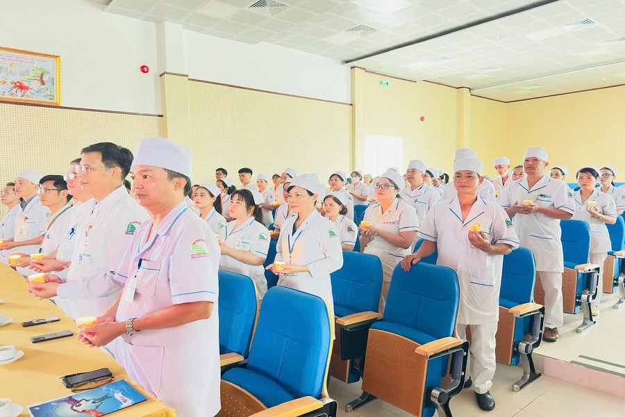 Trong không gian trang nghiêm, ánh nến lung linh như nhắc nhớ về biểu tượng bất diệt của ngành điều dưỡng thế giới – ngọn đèn của Florence Nightingale, tượng trưng cho lòng nhân ái, sự tận tụy và tinh thần cống hiến không ngừng nghỉ. Trong không gian trang nghiêm, ánh nến lung linh như nhắc nhớ về biểu tượng bất diệt của ngành điều dưỡng thế giới – ngọn đèn của Florence Nightingale, tượng trưng cho lòng nhân ái, sự tận tụy và tinh thần cống hiến không ngừng nghỉ.