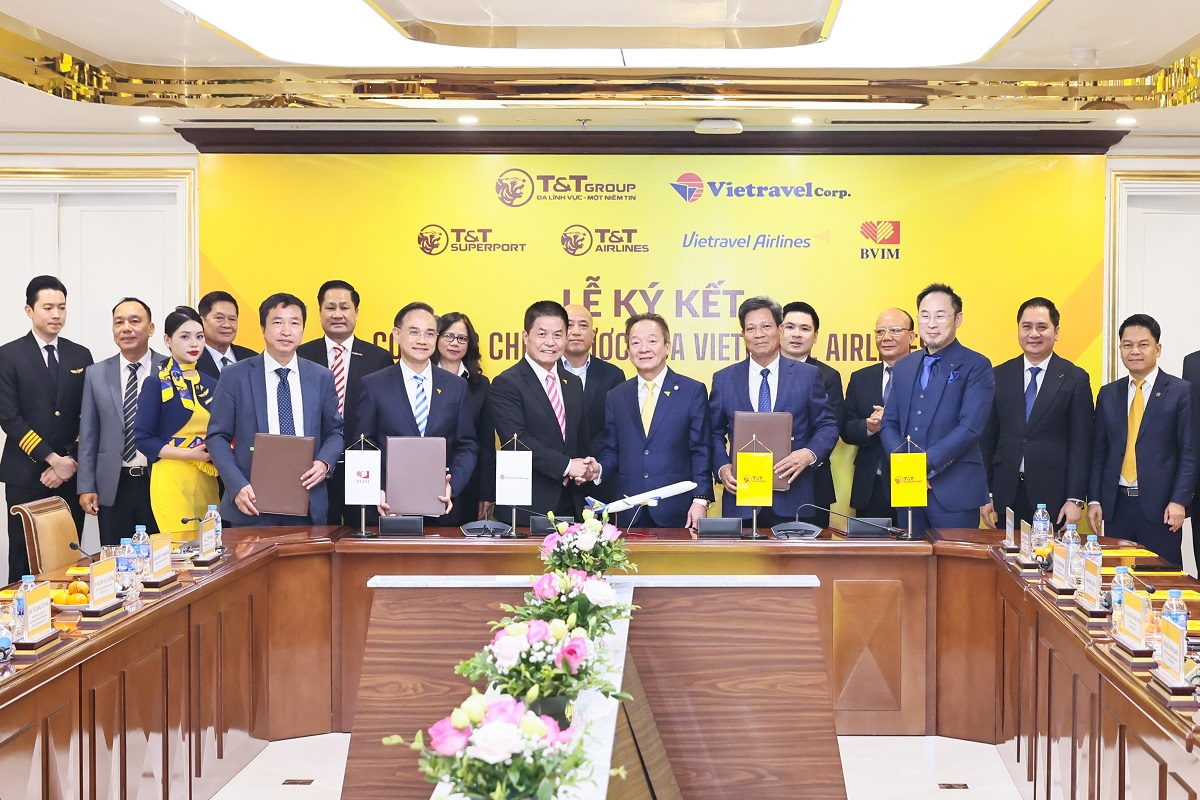 Với Vietravel Airlines, cấu tr&uacute;c logistics &ldquo;biển &ndash; bộ &ndash; kh&ocirc;ng&rdquo; của T&T Group đang dần h&igrave;nh th&agrave;nh r&otilde; n&eacute;t.