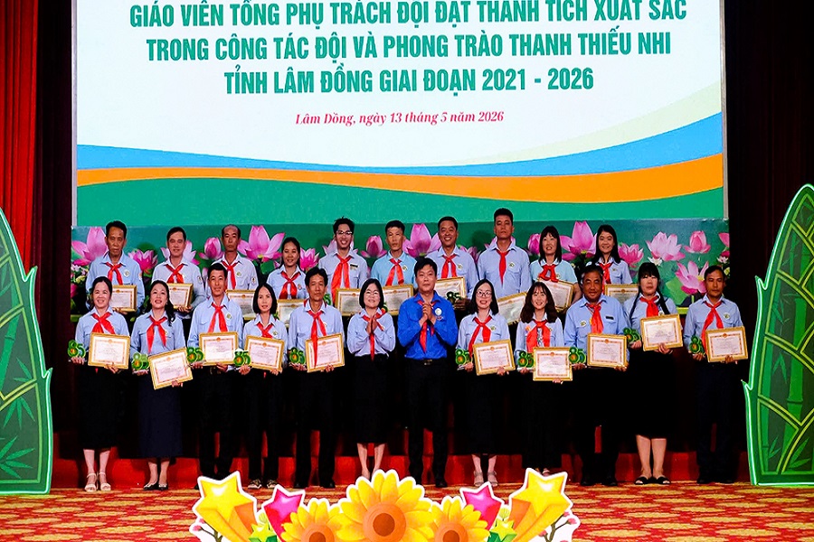 Ban Tổ chức trao Giấy khen và biểu trưng tuyên dương các giáo viên Tổng phụ trách Đội tiêu biểu có thành tích xuất sắc trong công tác Đội và phong trào thiếu nhi giai đoạn 2021 - 2026. Ban Tổ chức trao Giấy khen và biểu trưng tuyên dương các giáo viên Tổng phụ trách Đội tiêu biểu có thành tích xuất sắc trong công tác Đội và phong trào thiếu nhi giai đoạn 2021 - 2026.