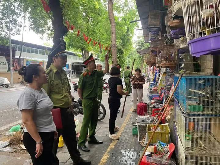 Lực lượng chức năng kiểm tra c&aacute;c cơ sở kinh doanh chim cảnh tr&ecirc;n phố Tăng Bạt Hổ, ph&aacute;t hiện nhiều c&aacute; thể chim kh&ocirc;ng r&otilde; nguồn gốc.