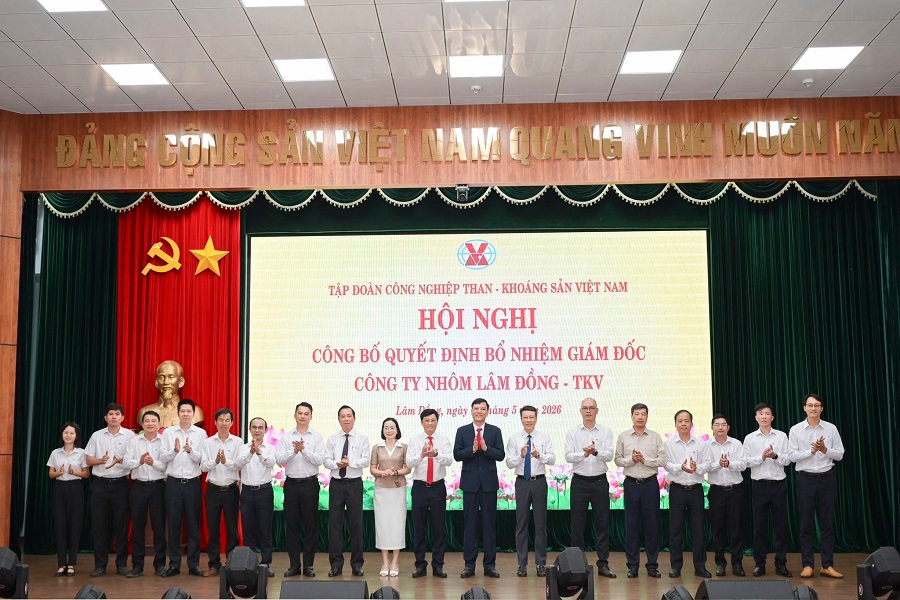 Thường trực Đảng ủy x&atilde; Bảo l&acirc;m 1, tỉnh L&acirc;m Đồng v&agrave; Tập đo&agrave;n c&ocirc;ng nghiệp Than - Kho&aacute;ng sản Việt Nam chụp ảnh lưu niệm