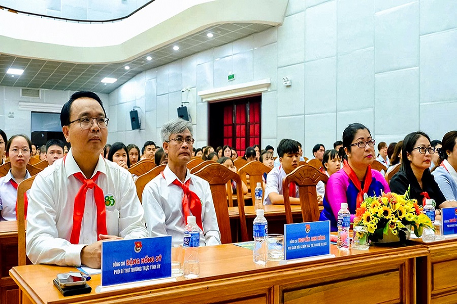 Đại biểu tham dự Chương trình kỷ niệm 85 năm Ngày thành lập Đội Thiếu niên Tiền phong Hồ Chí Minh (15/5/1941 - 15/5/2026), tuyên dương 85 giáo viên Tổng phụ trách Đội và 85 đội viên tiêu biểu có thành tích xuất sắc trong công tác Đội và phong trào thiếu nhi giai đoạn 2021 - 2026 Đại biểu tham dự Chương trình kỷ niệm 85 năm Ngày thành lập Đội Thiếu niên Tiền phong Hồ Chí Minh (15/5/1941 - 15/5/2026), tuyên dương 85 giáo viên Tổng phụ trách Đội và 85 đội viên tiêu biểu có thành tích xuất sắc trong công tác Đội và phong trào thiếu nhi giai đoạn 2021 - 2026