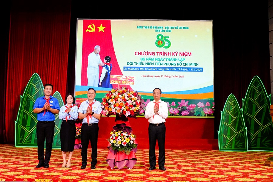 Đồng chí Đặng Hồng Sỹ - Phó Bí thư Thường trực Tỉnh ủy tặng hoa chúc mừng Đồng chí Đặng Hồng Sỹ - Phó Bí thư Thường trực Tỉnh ủy tặng hoa chúc mừng