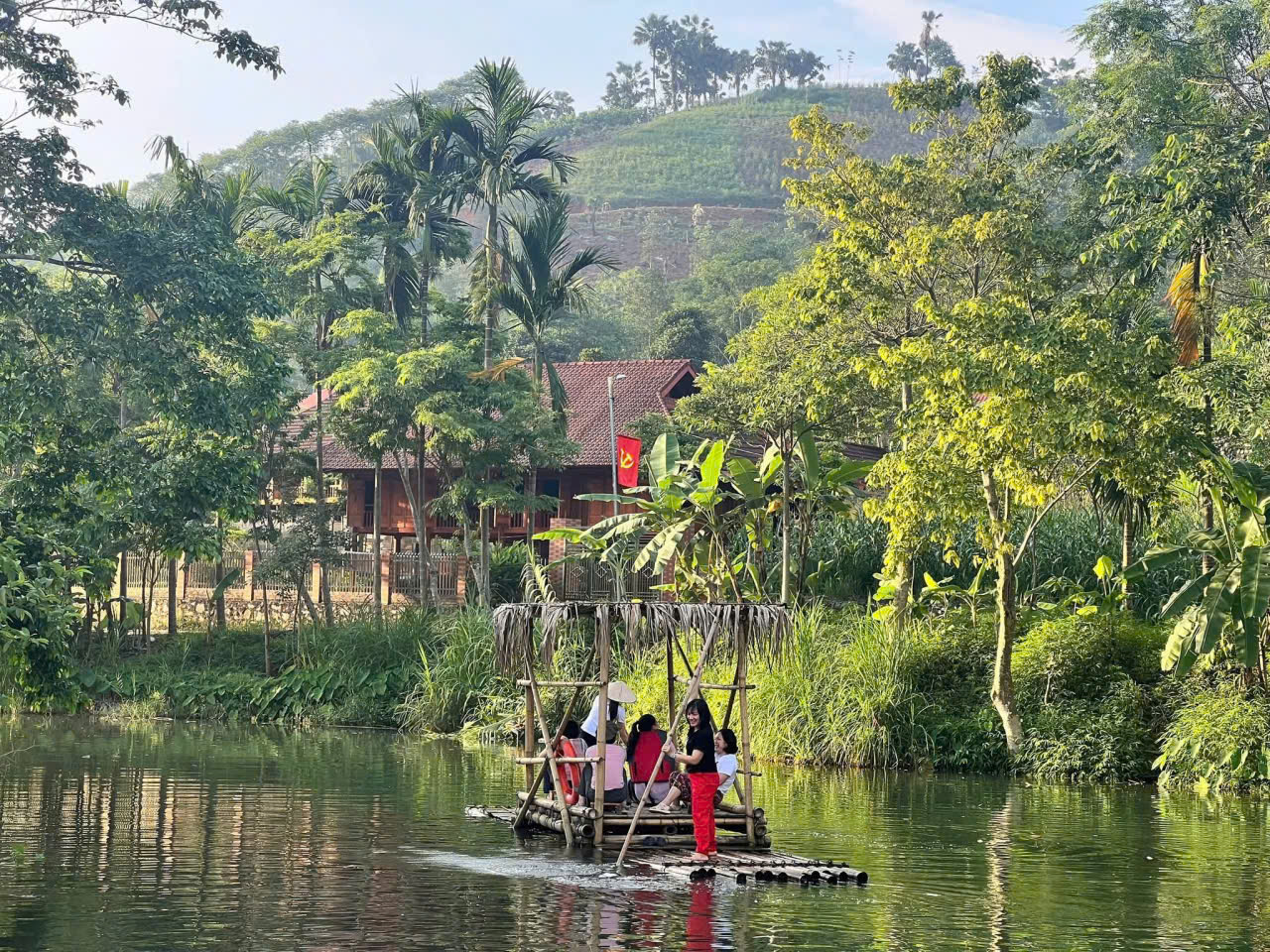 Không gian yên bình bên hồ nước và những nếp nhà sàn truyền thống ở Lâm Thượng tạo nên vẻ đẹp mộc mạc, gần gũi của miền quê Tây Bắc. Không gian yên bình bên hồ nước và những nếp nhà sàn truyền thống ở Lâm Thượng tạo nên vẻ đẹp mộc mạc, gần gũi của miền quê Tây Bắc.