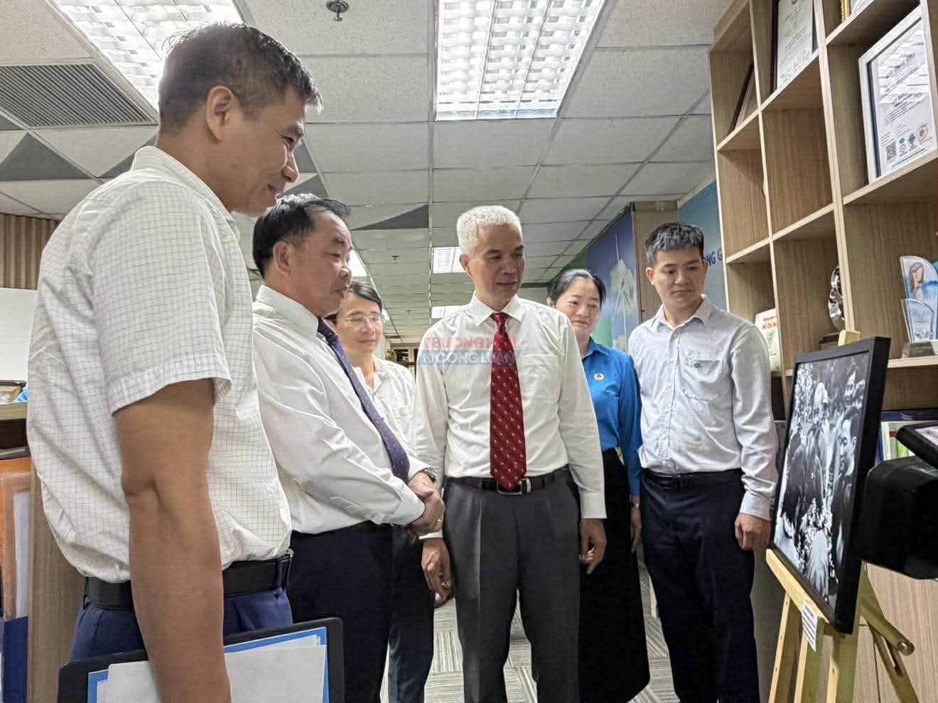 L&atilde;nh đạo phường Nghĩa Đ&ocirc; v&agrave; C&ocirc;ng ty cổ phần Halcom Việt Nam tham quan, chia sẻ về tư liệu, h&igrave;nh ảnh B&aacute;c Hồ do c&ocirc;ng ty sưu tầm.