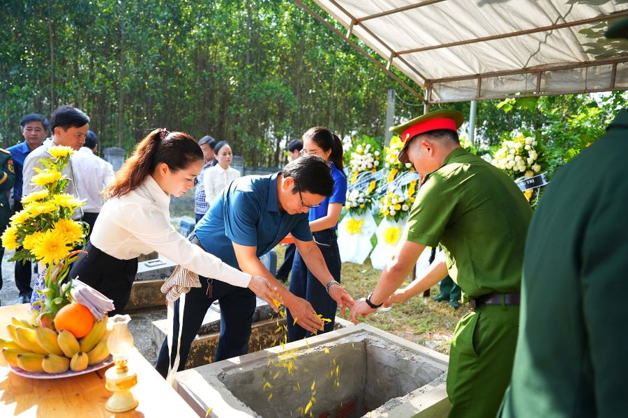 Các liệt sĩ được an táng tại Nghĩa trang liệt sĩ Cam Tuyền, xã Hiếu Giang Các liệt sĩ được an táng tại Nghĩa trang liệt sĩ Cam Tuyền, xã Hiếu Giang