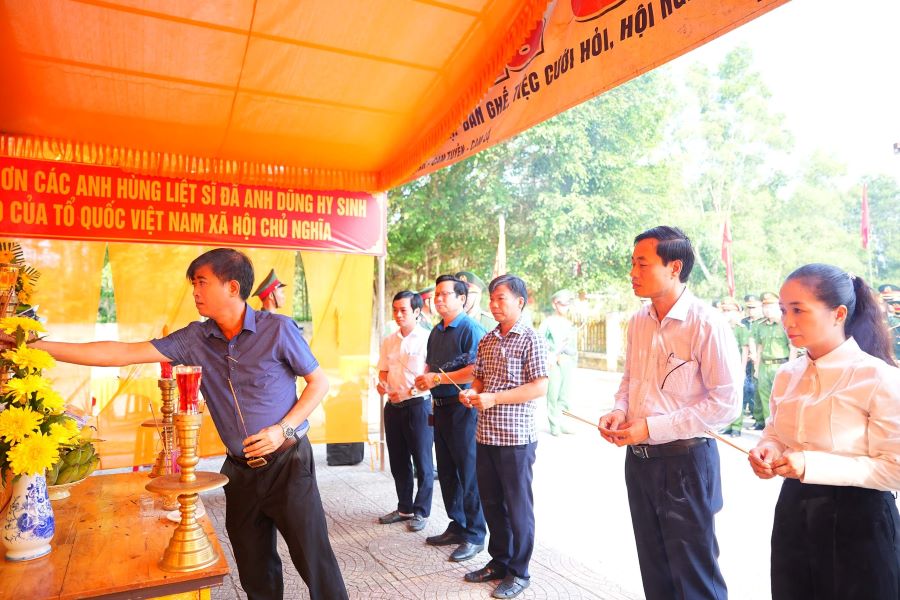 Các đại biểu dâng hương, tri ân các Anh hùng liệt sĩ Các đại biểu dâng hương, tri ân các Anh hùng liệt sĩ