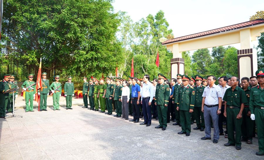 Các đại biểu tham gia lễ viếng, truy điệu và an táng 3 hài cốt liệt sĩ tại Nghĩa trang liệt sĩ Cam Tuyền, xã Hiếu Giang Các đại biểu tham gia lễ viếng, truy điệu và an táng 3 hài cốt liệt sĩ tại Nghĩa trang liệt sĩ Cam Tuyền, xã Hiếu Giang