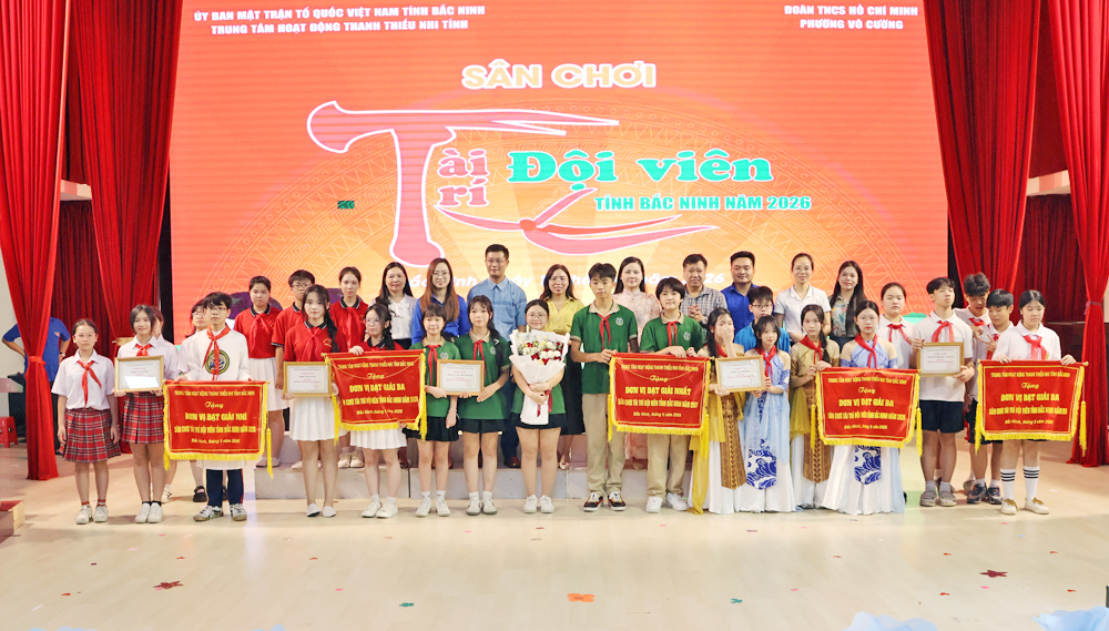 Ban tổ chức trao giải cho c&aacute;c đội.