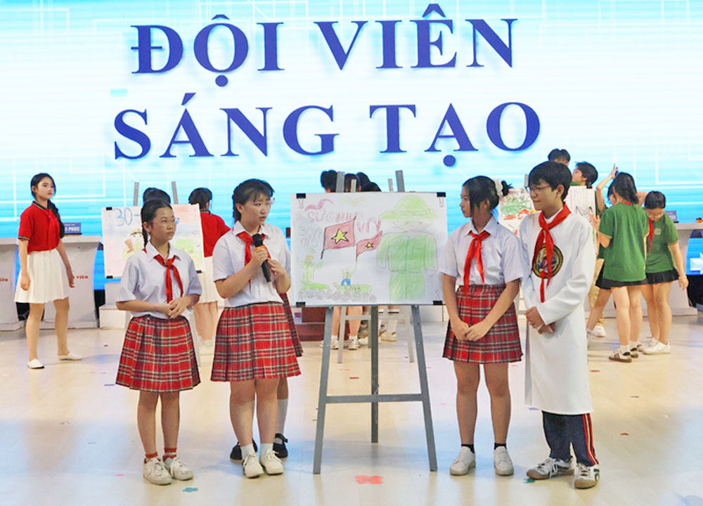 Đội chơi tham gia phần thi Đội vi&ecirc;n s&aacute;ng tạo.