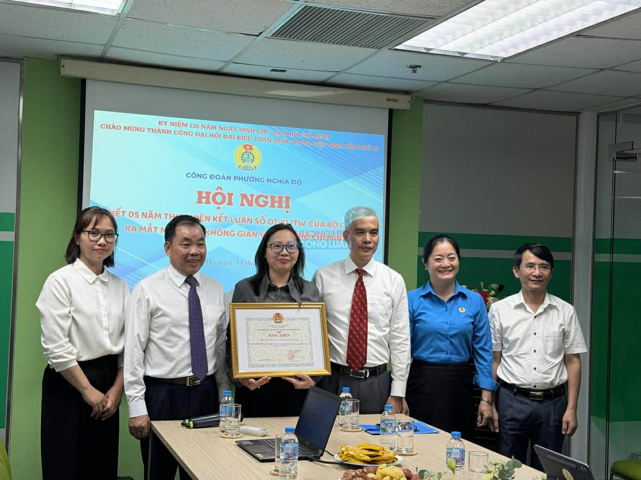 Phường Nghĩa Đ&ocirc; trao Bằng khen điển h&igrave;nh ti&ecirc;n tiến trong 